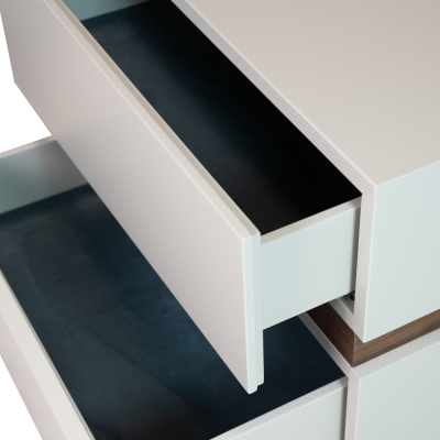 Móvel branco com duas gavetas abertas e detalhe em madeira