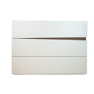 Cómoda branca com detalhes em madeira castanho escuro e três gavetas largas