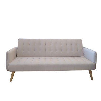 Sofá de três lugares bege com botões decorativos e pernas de madeira clara