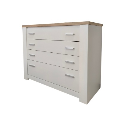 Cômoda branca com tampo de madeira natural e quatro gavetas com puxadores prateados