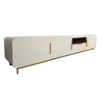 Móvel baixo branco com portas e secção aberta, base dourada