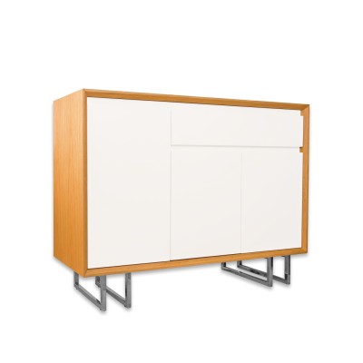 Aparador moderno madeira clara com portas e gaveta brancas e pés metálicos