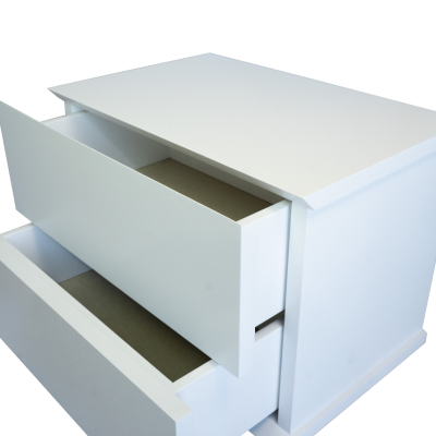 Cômoda branca com duas gavetas abertas, acabamento mate