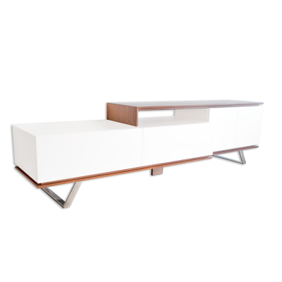 Móvel sala branco e madeira com portas e pernas metálicas
