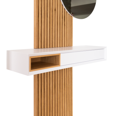 Móvel suspenso branco com compartimento de madeira em painel ripado de madeira e espelho redondo