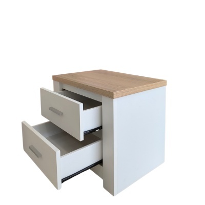 Móvel de apoio com duas gavetas brancas abertas e tampo de madeira castanha clara.