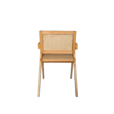 Cadeira de madeira clara com encosto e assento em palhinha trançada