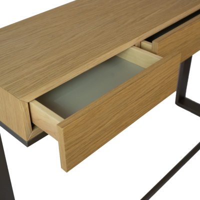 Mesa em madeira clara com gavetas abertas e estrutura metálica preta