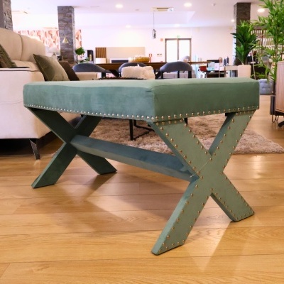 Banco retangular verde com estrutura em X e detalhes metálicos