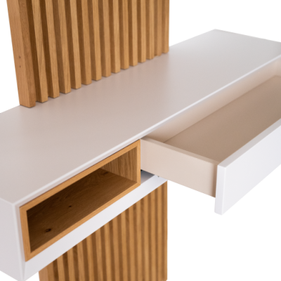 Móvel branco com detalhes em madeira textura canelada, gaveta aberta e prateleira