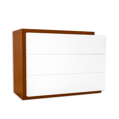Cômoda de madeira castanha com três gavetas brancas lisas