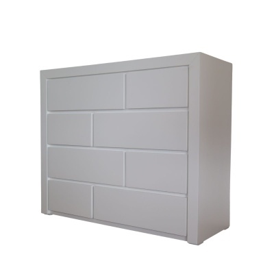 Cómoda branca de oito gavetas com fundo branco