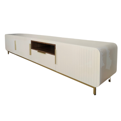 Móvel de TV branco brilhante com portas riscadas, puxadores dourados e base metálica dourada