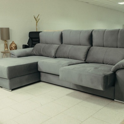 Sofá cinzento de tecido suave com chaise longue