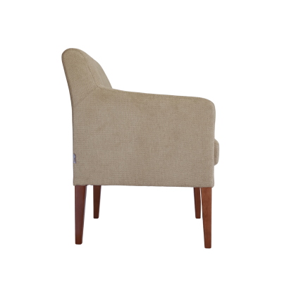 Cadeira estofada bege com pernas de madeira castanha