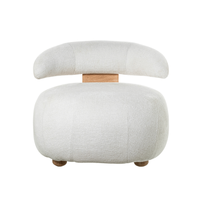 Cadeira estofada branca com encosto curvo e base em madeira clara