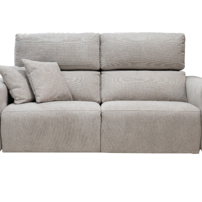 sofá de dois lugares cinzento claro com almofadas