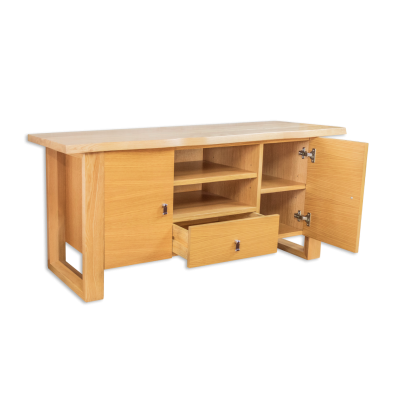Aparador de madeira clara com portas e gavetão abertos