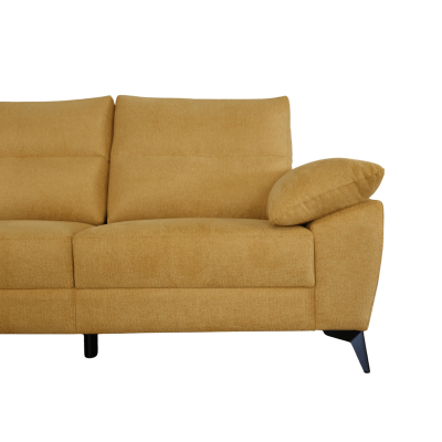 Sofá amarelo mostarda de tecido com almofadas e pés pretos