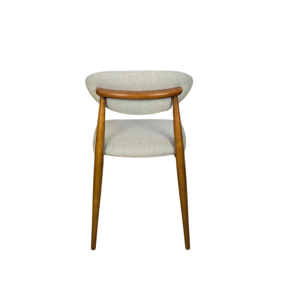 Cadeira de madeira com estofado cinza claro vista traseira