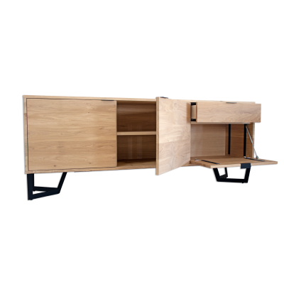 Móvel de madeira clara com portas abertas e pernas pretas em fundo branco