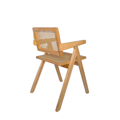 Cadeira de madeira clara com assento e encosto em palhinha entrelaçada