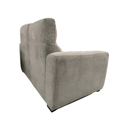 Sofá cinza de tecido visto de trás e lateral direita