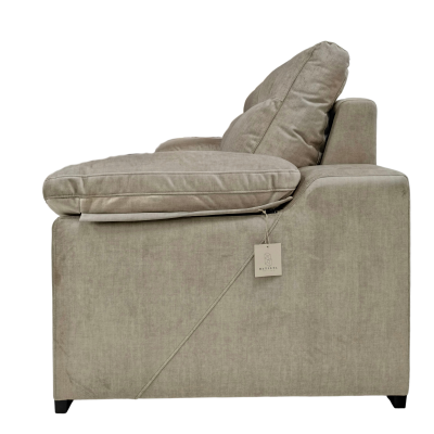 Sofá verde-acinzentado em tecido com almofadas grandes e etiqueta pendurada