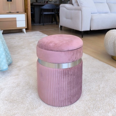 Pufe redondo rosa de veludo com faixa metálica em sala de estar
