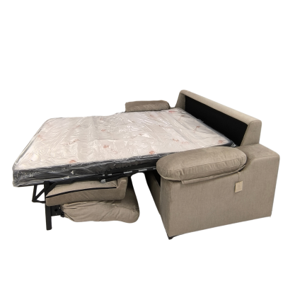 sofá-cama bege com colchão embalado em plástico