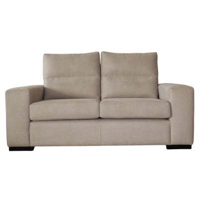 Sofá dois lugares cinza claro com almofadas e braços largos