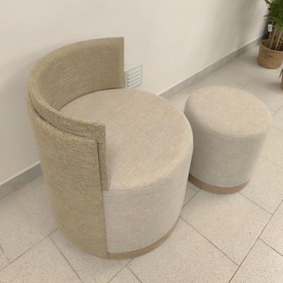 Conjunto de cadeira e banco tapizados cinza claro em forma cilíndrica sobre chão cerâmico