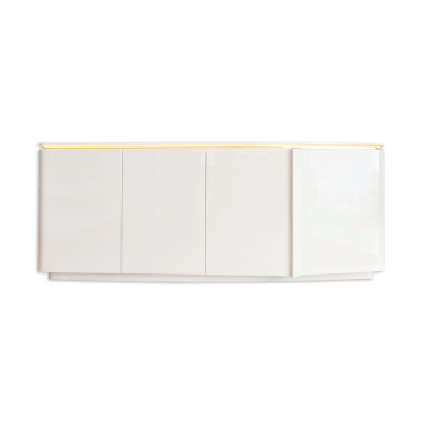 Móvel sala branco lacado com portas e tampo de madeira clara