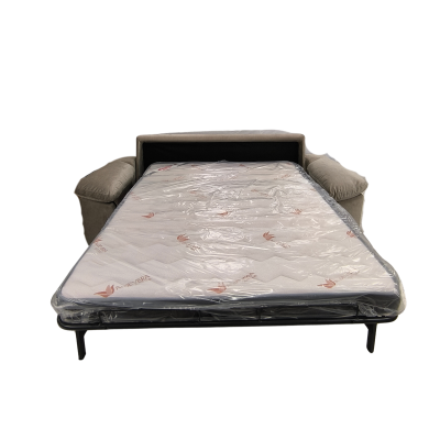 Sofá-cama castanho claro aberto com colchão branco embutido