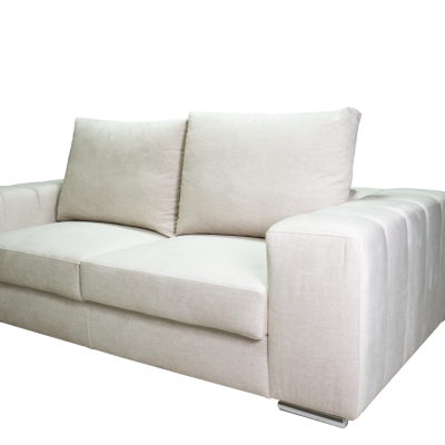 Sofá cinza claro de tecido com duas almofadas e apoios de braços acolchoados.