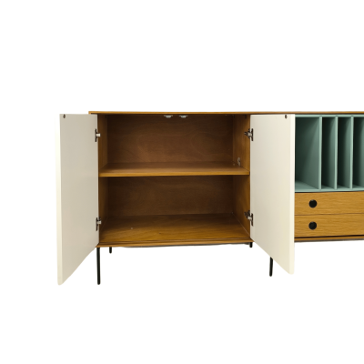 Móvel de madeira com portas abertas, gavetas e compartimentos verticais coloridos