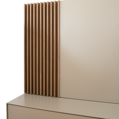 Estrutura de mobiliário com painel de madeira texturizado e superfície lacada bege