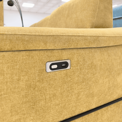 Sofá amarelo mostarda texturizado com botão embutido na lateral