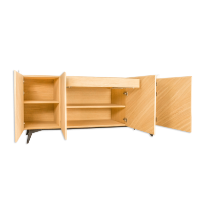Armário baixo de madeira clara com portas e gaveta abertas