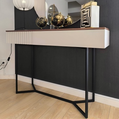 Aparador moderno com tampo de madeira e estrutura metálica preta, decorado com globo dourado, espelho redondo e objeto decorativo geométrico