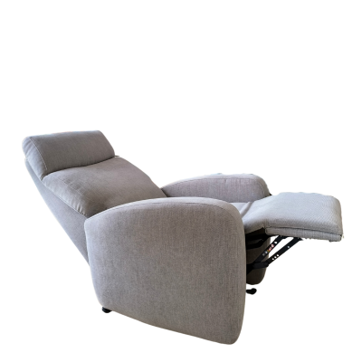 Poltrona reclinável cinzenta em tecido com apoio de pernas estendido