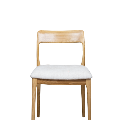 Cadeira de madeira clara com assento estofado cinza claro em fundo preto