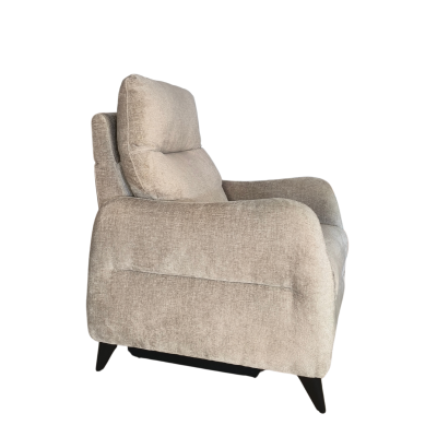 Poltrona reclinável estofada em tecido bege claro com pés em madeira escura