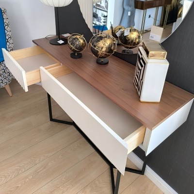 Consola madeira e branca com gavetas abertas e decoração com globos terrestres, garrafa decorativa e candeeiro