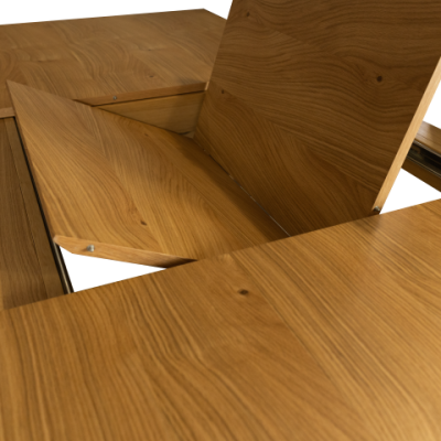 Mesa extensível em madeira clara com superfície lisa e textura visível