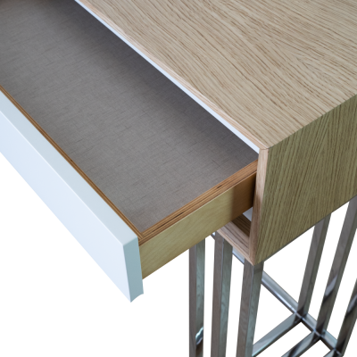 Mesa de apoio em madeira clara com gaveta branca e pernas metálicas prateadas