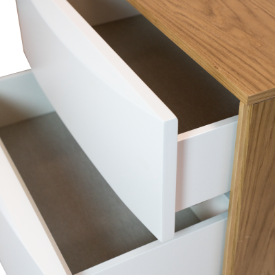 Móvel de duas gavetas em madeira clara com frente branca e gavetas abertas