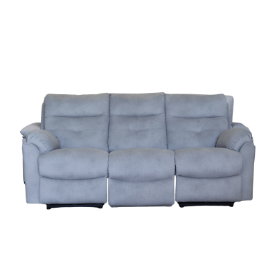 Sofá cinzento claro de três lugares com assentos e encostos almofadados