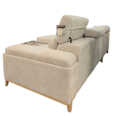 Sofá bege claro em tecido com encosto ajustável e estrutura em madeira clara