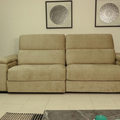 Sofá bege claro estofado com três lugares e braços largos numa sala simples